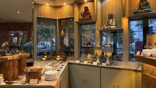 a restaurant with a counter with plates and other items at Hotel Transamerica Berrini in São Paulo