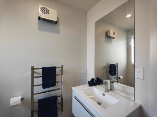 a bathroom with a sink and a mirror at Rack n Relax Riverton in Riverton