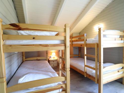 ein Schlafzimmer mit zwei Etagenbetten in einem Haus in der Unterkunft Myrabelle in Biron