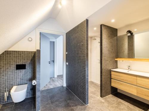 a bathroom with a sink and a toilet at Villa Kaagervaaring in Kaag