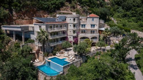 an aerial view of a mansion with a swimming pool at Apartments Pietra Mare in Petrovac na Moru