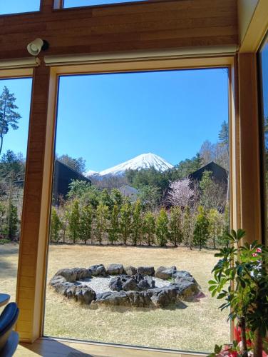 a window view of a rock fire pit in a yard at Villa 峰々 in Fujikawaguchiko