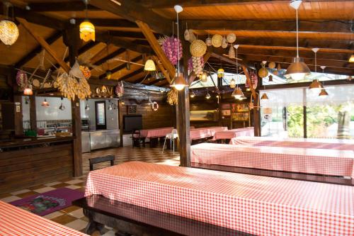 a restaurant with red and white checkered tables at Hostel albergue Paradiso in Hinojedo