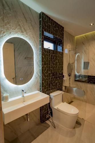 a bathroom with a sink and a toilet and a mirror at CC POOL VILLA พลูวิลล่าcha-am in Cha Am