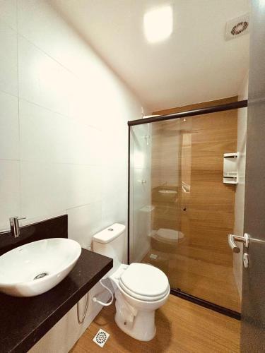 a bathroom with a toilet and a sink and a shower at Flat Exclusivo com Rooftop e Piscina in Campina Grande