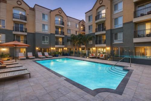 a large swimming pool in front of a building at Venice Marina Pool and Spa Luxury Condo in Los Angeles