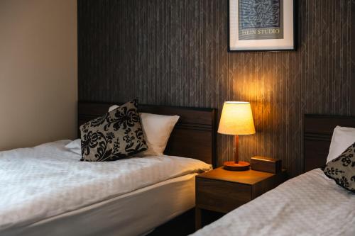a hotel room with two beds and a lamp at NARANOYA in Nara