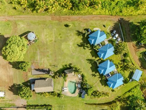 an overhead view of a yard with a pool and a house at Vai Iti Lodge in Afaahiti
