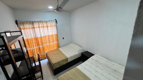 a small room with a bed and a window at Casa Braiden in Malucano
