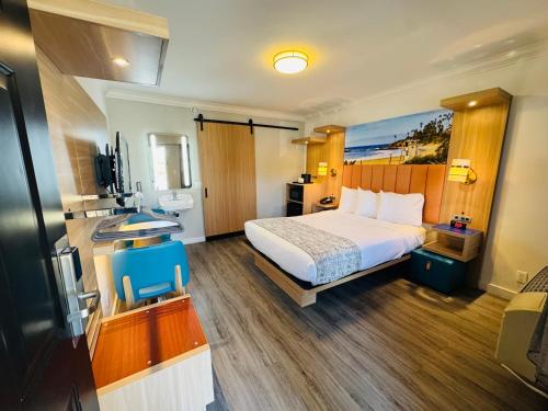 a hotel room with a bed and a chair at The Lexmar - Dodger Stadium Hollywood in Los Angeles