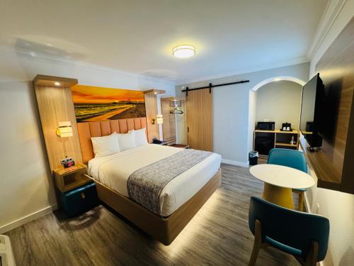 a hotel room with a bed and a table at The Lexmar - Dodger Stadium Hollywood in Los Angeles