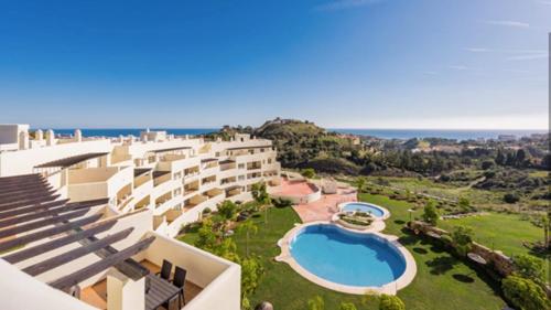 ベナルマデナにあるBenalmádena Del Mar Apartmentsのスイミングプール付きのリゾートの空中ビュー