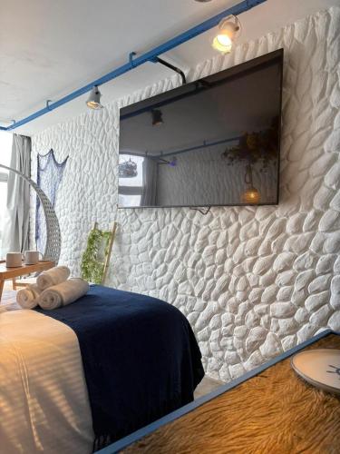 a bedroom with a bed and a wall with a mirror at Andar 41 Oficial in São Paulo