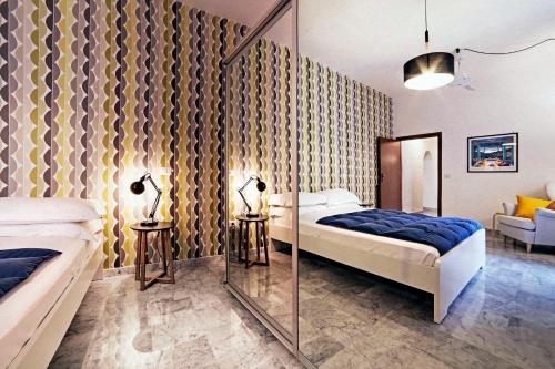 ローマにあるSales Rome Trastevere Homeのベッドルーム1室(ベッド1台付)