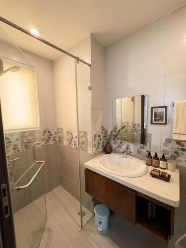 a bathroom with a sink and a shower at VEC Homes - Triển lãm VEC Đông Anh - Căn hộ 2 phòng ngủ in Dong Anh
