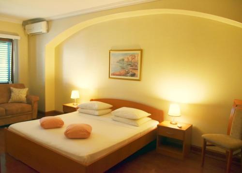 Posteľ alebo postele v izbe v ubytovaní Americana Luxury Apartments