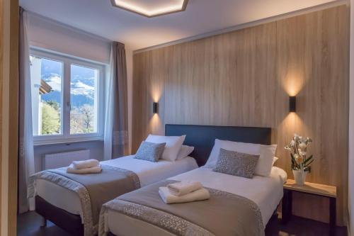 Un pat sau paturi într-o cameră la Tourist Hotel