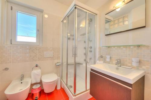 Attico al Parco: Penthouse in Lugano | Balcony, A/C & 2 min from Lake - Happy Rentals