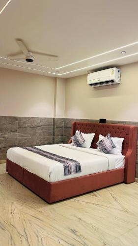 ein Schlafzimmer mit einem großen Bett mit Anzeige in der Unterkunft Hotel Aero View in Dabok