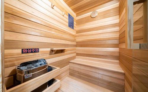 a sauna with wooden paneling in a home at Manwol Hotel Yuseong in Daejeon
