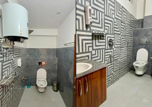 a bathroom with a toilet and a sink at Hotel Kedarkhand in Sonprayag
