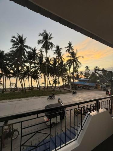 Blick von einem Balkon auf eine Straße mit Palmen in der Unterkunft Zleep Inn in San Juan