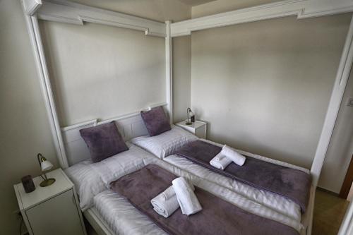 1 dormitorio con 1 cama con 2 almohadas en Villa Dudinka, en Dudince