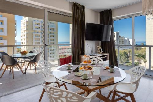 McRamé Design Apt Sea View, Beachfront, Swimming Pool, 2BDR, 2BAR, 6 pax, Praia da Rocha