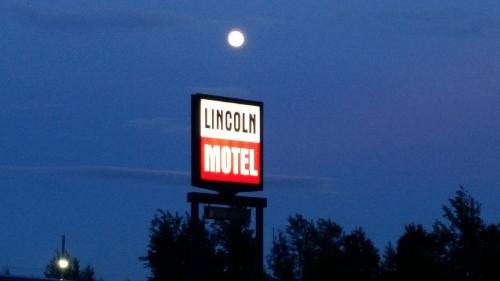 a sign for a liquori motel with the moon in the sky at Lincoln Motel in Sturgeon Falls