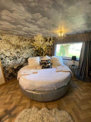 a bedroom with a large bed in a room at Simons Whody Hideaway in Ulcombe