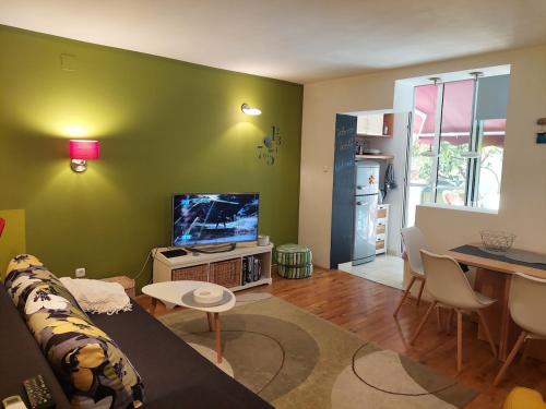 Apartment Issa -1min from the beach,free parking