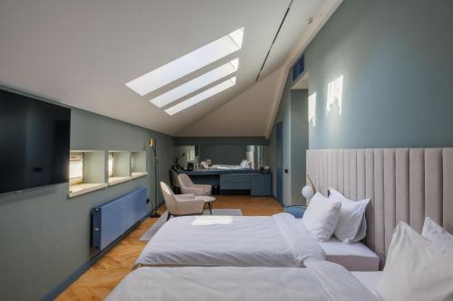 Lion's Castle Hotel — Bedroom