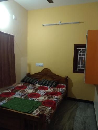 a bedroom with a bed in a room at Peter's villa in Kuttālam