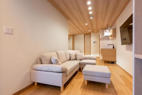新築new open Asakusa 浅草雷門