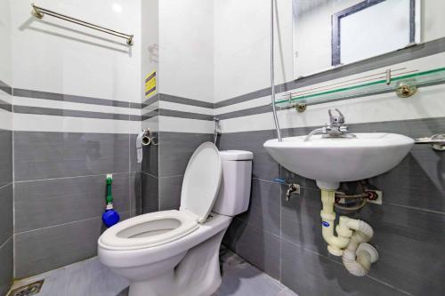 a bathroom with a toilet and a sink at Amoureux Cầu Diễn in Tây Tựu
