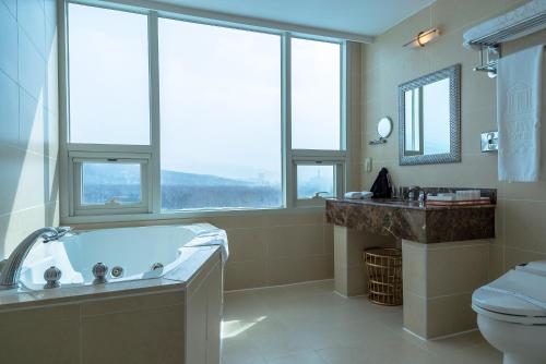 Ванная комната в Мега Палас Отель