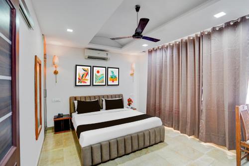 a bedroom with a bed and a ceiling fan at Super Townhouse by OYO Cosmo Mall Zirakpur Formerly R K Residency in Zirakpur
