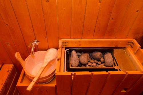 バンメトートにあるLys Hotelの木箱(トイレ付)