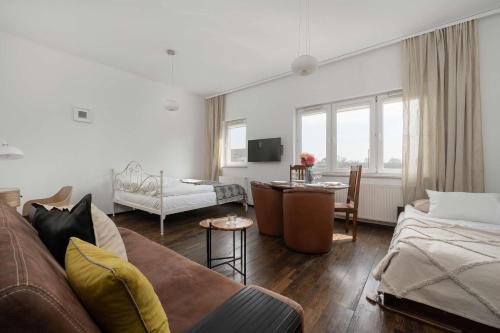 Bright Air-Conditioned Studio with Place for Remote Work by Noclegi Renters