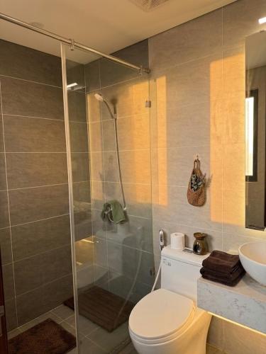 a bathroom with a shower and a toilet and a sink at VEC Homes - Triển lãm VEC Đông Anh - 2 Phòng ngủ view sông Hồng in Dong Anh