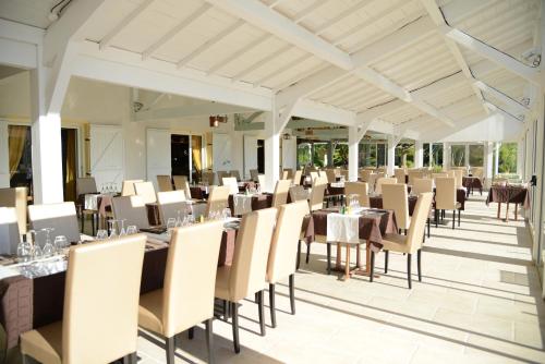 une salle à manger avec tables et chaises dans l'établissement Domaine du Mont Monnet - Chambre d'hôtes & Gîte, à Longes