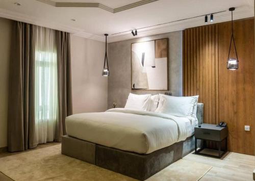 a bedroom with a large bed in a room at Hirolagos in Bamgbose