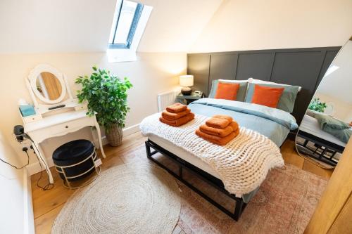 a bedroom with a bed with two towels on it at The Mews - Worcester City - House - Gated - Self Check In - Free WIFI - 2 Doubles - TVs in bedrooms - Sleeps 6 - Free Nearby Parking in Worcester