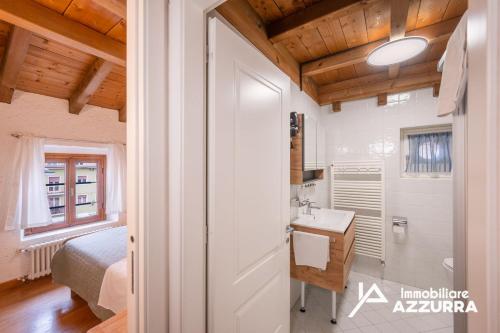 a bathroom with a sink and a bed in a room at Aly d'Angelo alla Torre - Immobiliare Azzurra in Bardolino