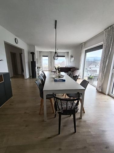 a living room with a white table and chairs at Lipnohaus in Horní Planá