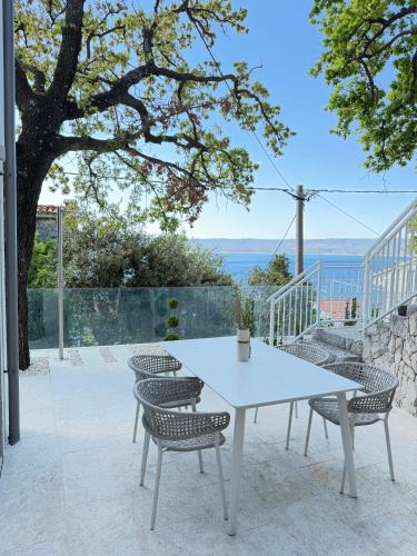 Villa Čapula - Modern Apartment with Sea View and Parking, Marušići