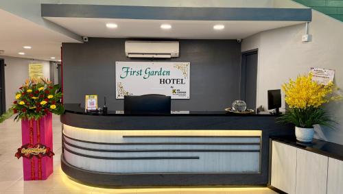 a first arrival hotel lobby with a reception desk at Hotel first garden in Kuantan