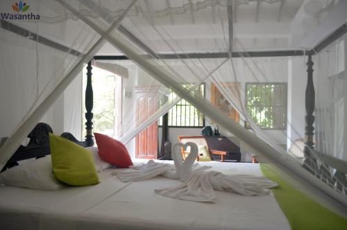 Krevet ili kreveti u jedinici u objektu Wasantha Garden Hotel Restaurant & Ayurvedic Treatment
