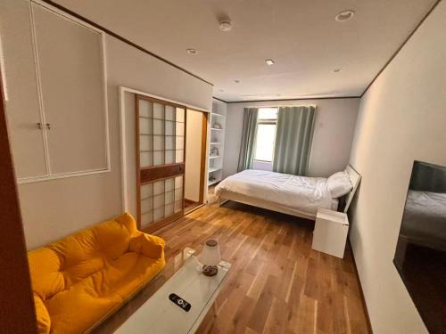 a living room with a couch and a bed at 一休居 in Osaka
