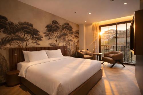 ein Schlafzimmer mit einem großen Bett und einem Fenster in der Unterkunft RIN Hotel Da Lat in Xuan An